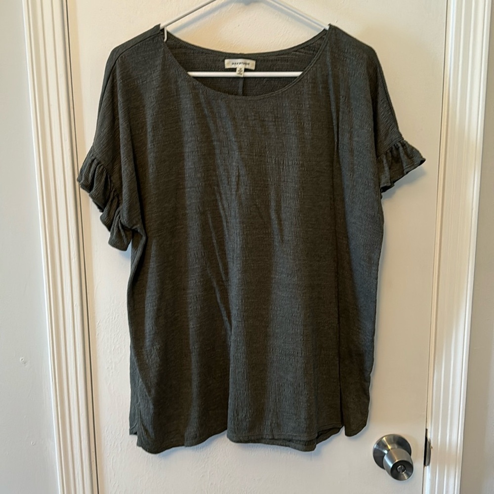 Beautiful olive Max Studio top with ruffled sleeves size 1X